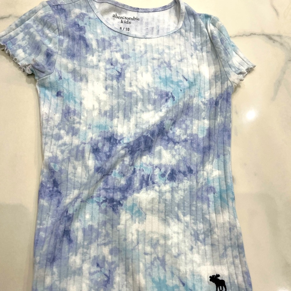 Navy, light blue, and white t-shirt with light ruffles!